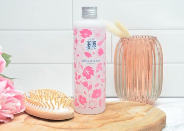 Produit hydrolat de rose en situation