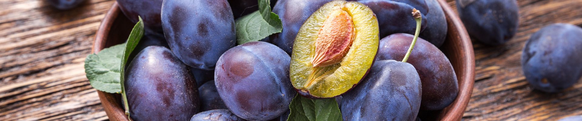 prunes sur la table